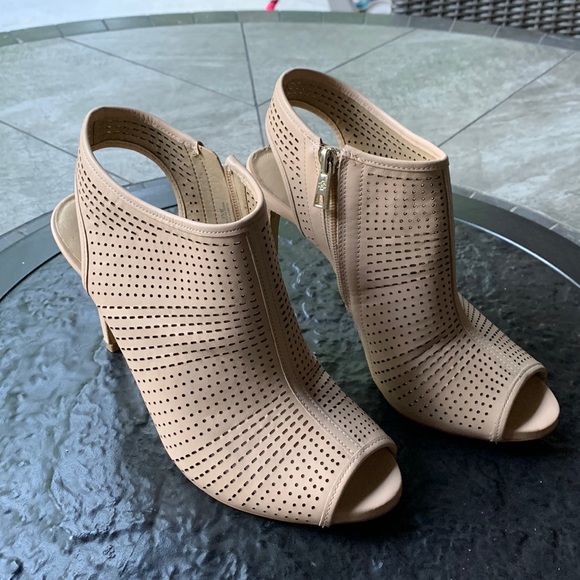 Ann Taylor 4” tan sandal heels size 8 - Picture 2 of 13